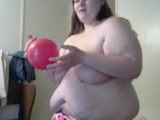 hot wife blow up balloon and make it pop slpaiing her tits and eyes