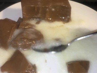 Chocolate pudding with 10 loads cum sauce