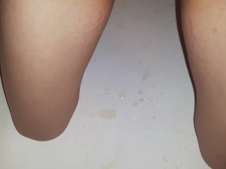 YOUNG TINY TEEN PISSING IN BATHTUB