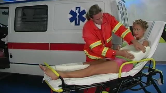 Český záchranář oprcá zraněnou krásku v garáži nemocnice (Sabrina White)