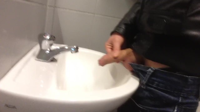 640px x 360px - Dirty Young Boy Pissing in public sink