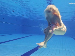 Hot Elena shows what she can do under water