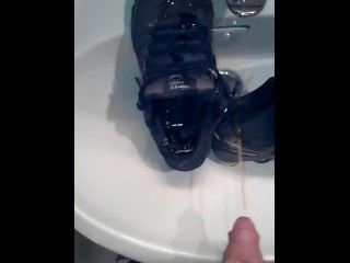 Piss in smelly shox