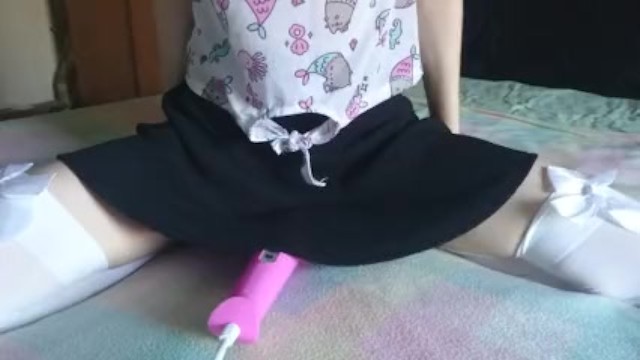 Teen cums hard - Whats under her skirt cute teen cums hard, watch her pussy pulsate