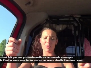 Charlie teste un rabbit dans sa voiture