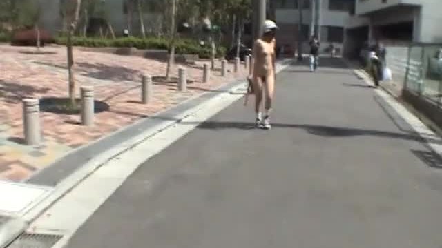 《痴女》欲情お姉さんが恥ずかしがりながら全裸で街を練り歩くエロ動画で抜くしかない！