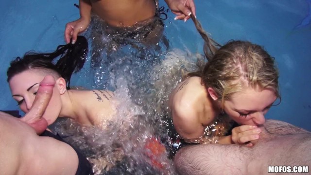 Mofos Fête à La Piscine Avec Jeunettes Sexys Vire à L Orgie Sexuelle