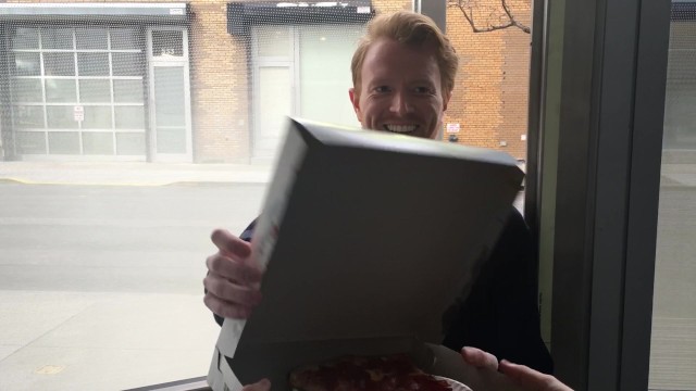 Naked pizza deliver - I deliver you a pizza and dont put my weiner in it