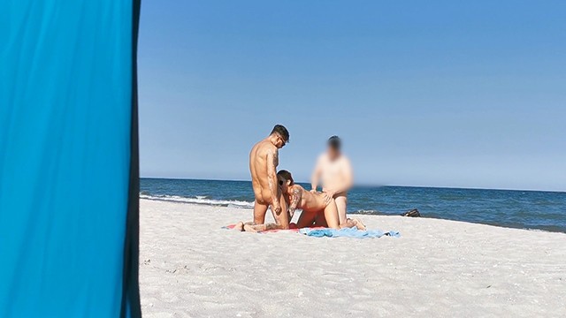 Pár si dá švédskou trojku na pláži (WetKelly)
