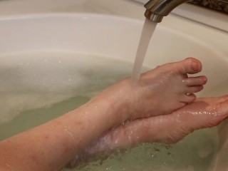 Dirty Down South- Pretty Little MILF Feet In The Bathtub