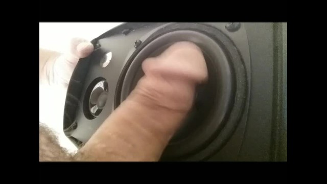 Сотрите Subwoofer speaker fuck vibration cumshot low frequency на Russian н...