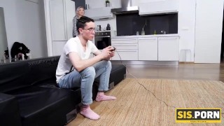 SIS.PORN. Girl can see stepbrother wont deny humping and brazenly makes pass at gamer