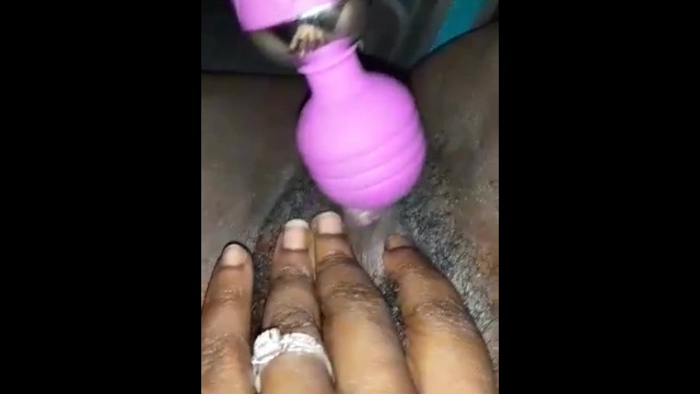 BIG BOOTY SQUIRTING WHILE GETTING FU