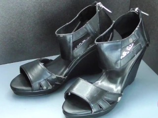 Shoe fetishism 靴フェチ　黒い合成皮革サンダルにぶっかける
