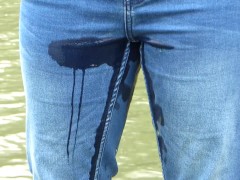 Risky pissing my jeans outside !!!