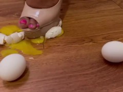 Foot Fetish: Crushing Eggs
