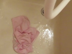 Piss on pink panties in bathroom !! ピンクのパンティーに小便ぶっかけ！！