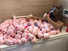 総額100万円以上⁉︎  オナホール４００個で、オナホ風呂を作ってみた!  I made a masturbation bath with 400 masturbators.（無修正）