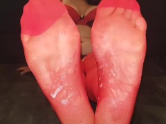 Spit fetish - spit on my feet who will come clean them ?? - latinafeet386 