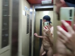 Xisco desnudo dentro del ascensor y se pajea