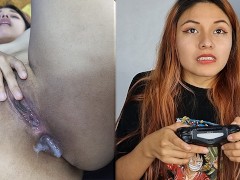 Sexy chica gamer es follada por todos sus huecos mientras juega PS4