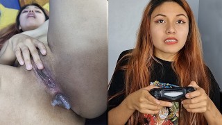 Sexy chica gamer es follada por todos sus huecos mientras juega PS4